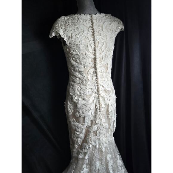 Exquisite Lace Bridal Gown in Cream - Picture 3 of 10